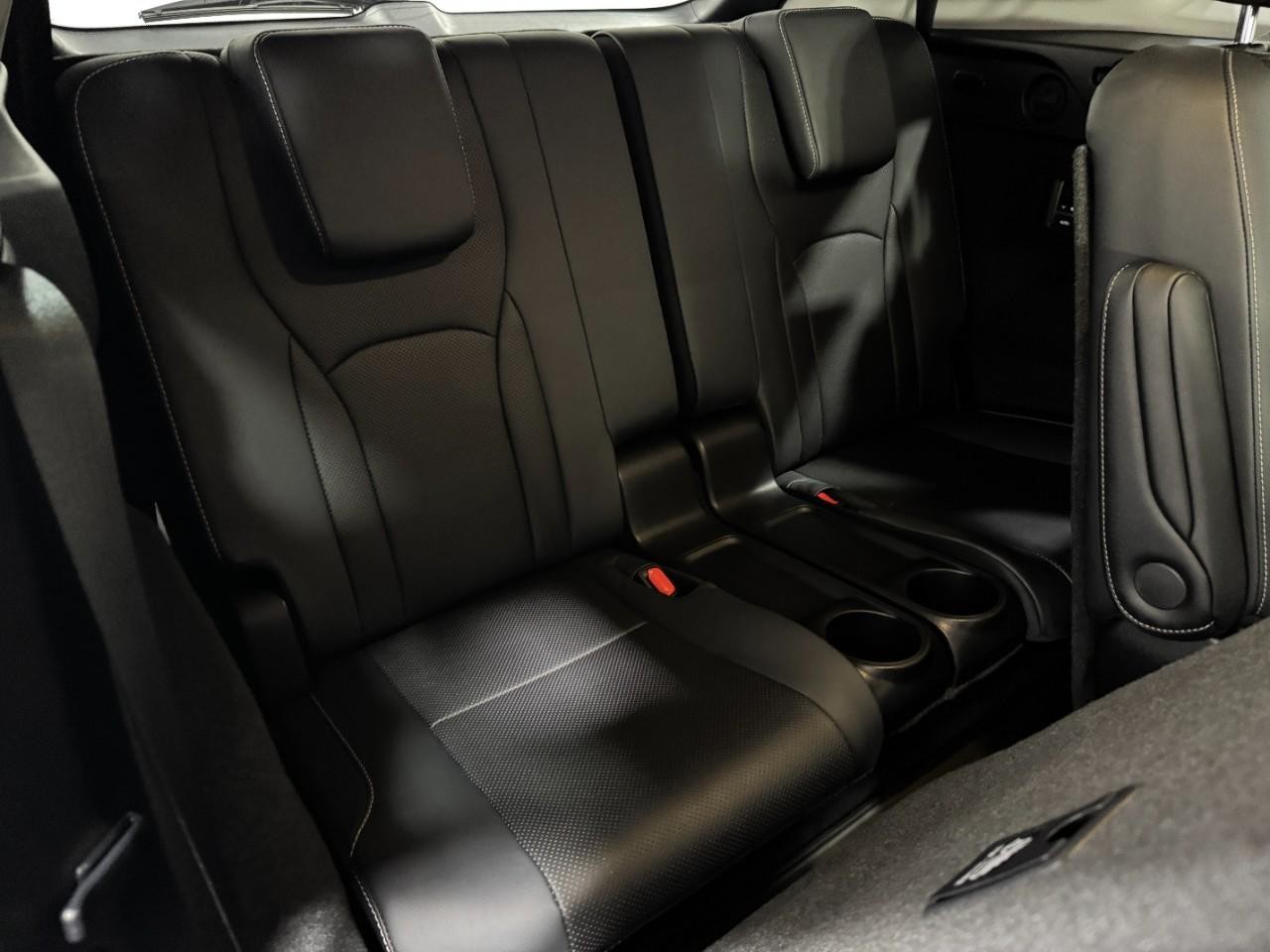 Lexus RX Vehicle Full-screen Gallery Image 11