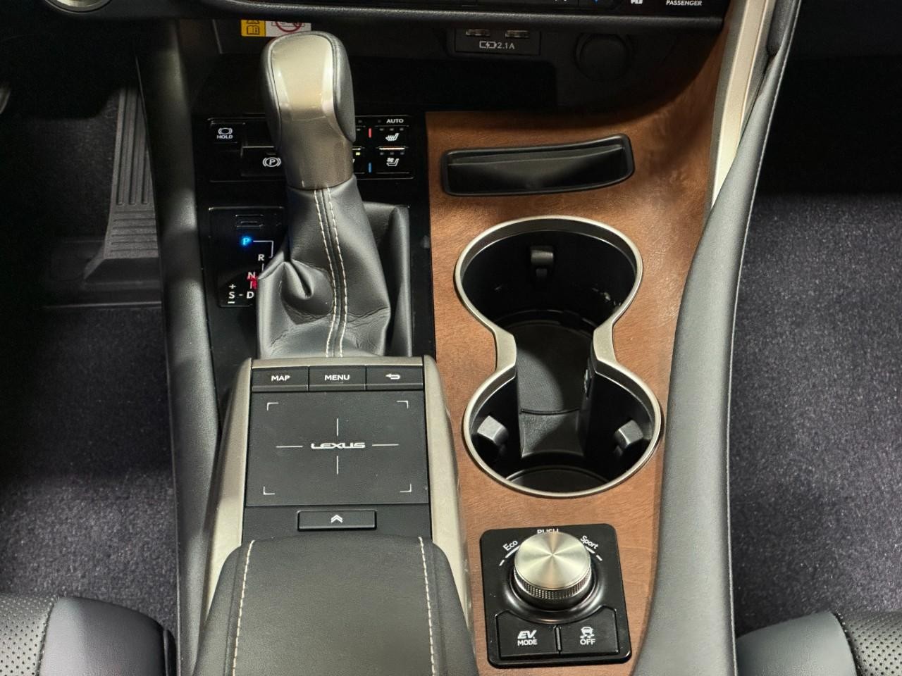 Lexus RX Vehicle Full-screen Gallery Image 18