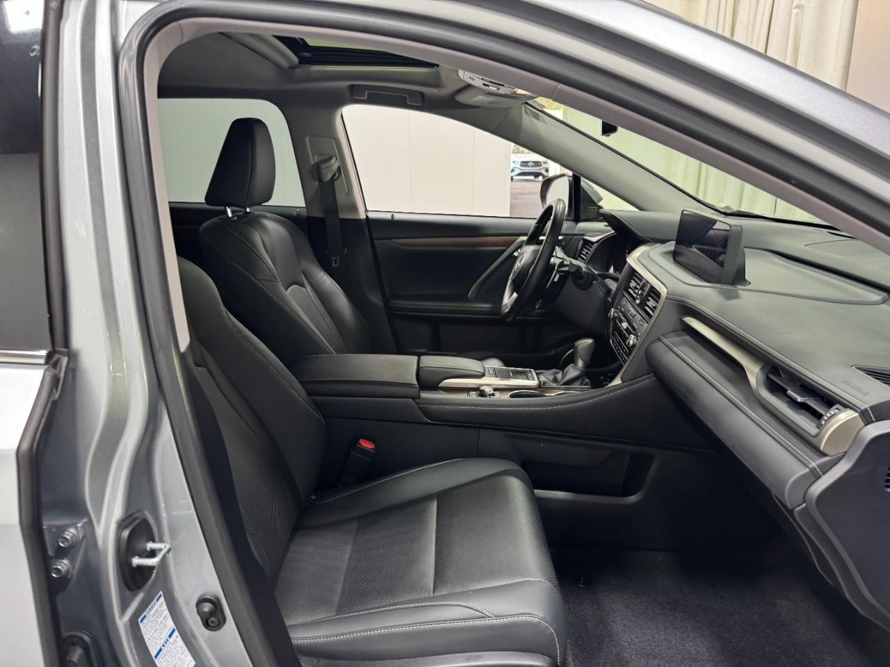 Lexus RX Vehicle Full-screen Gallery Image 20