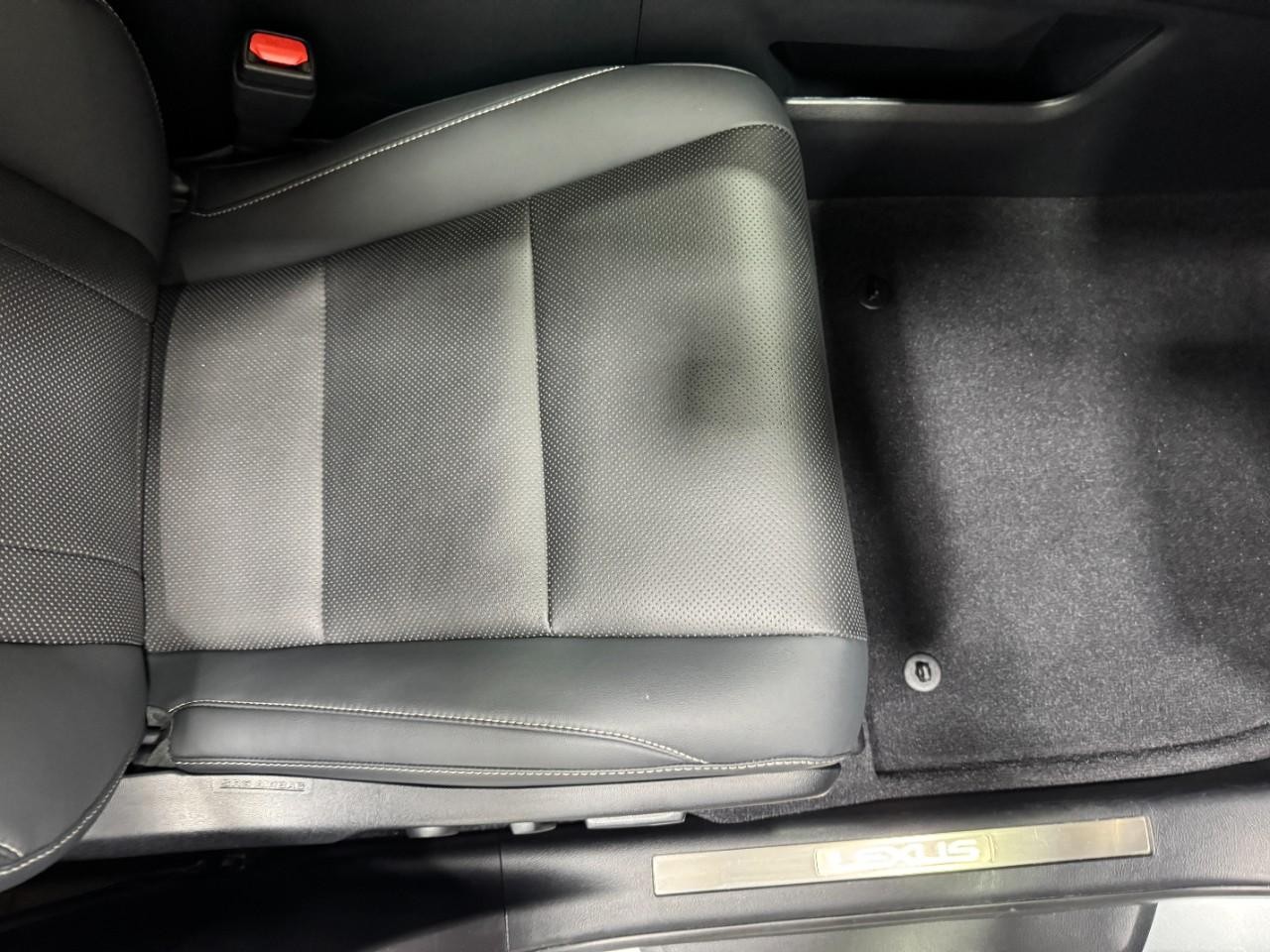 Lexus RX Vehicle Full-screen Gallery Image 21