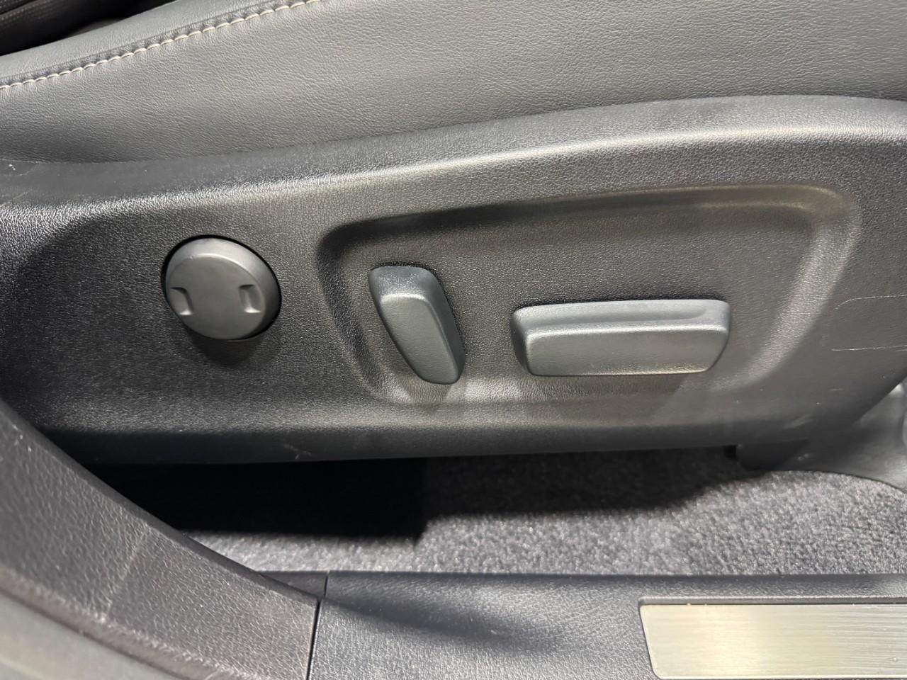 Lexus RX Vehicle Full-screen Gallery Image 22