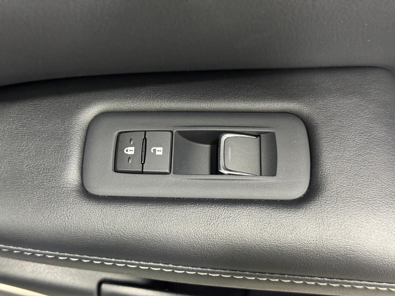 Lexus RX Vehicle Full-screen Gallery Image 23