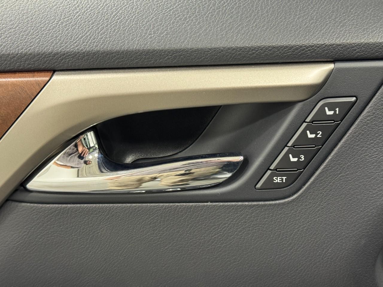 Lexus RX Vehicle Full-screen Gallery Image 24