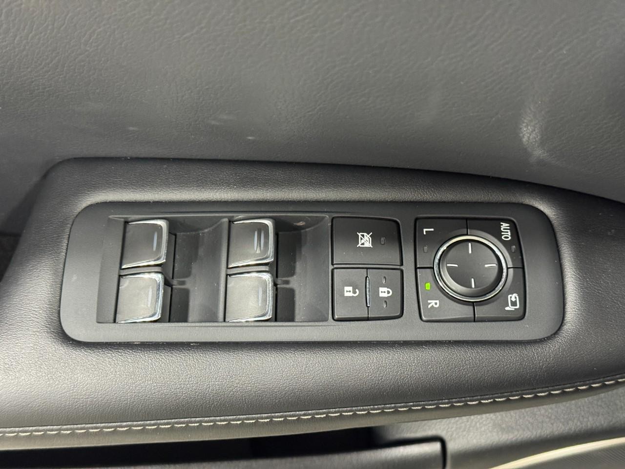 Lexus RX Vehicle Full-screen Gallery Image 25