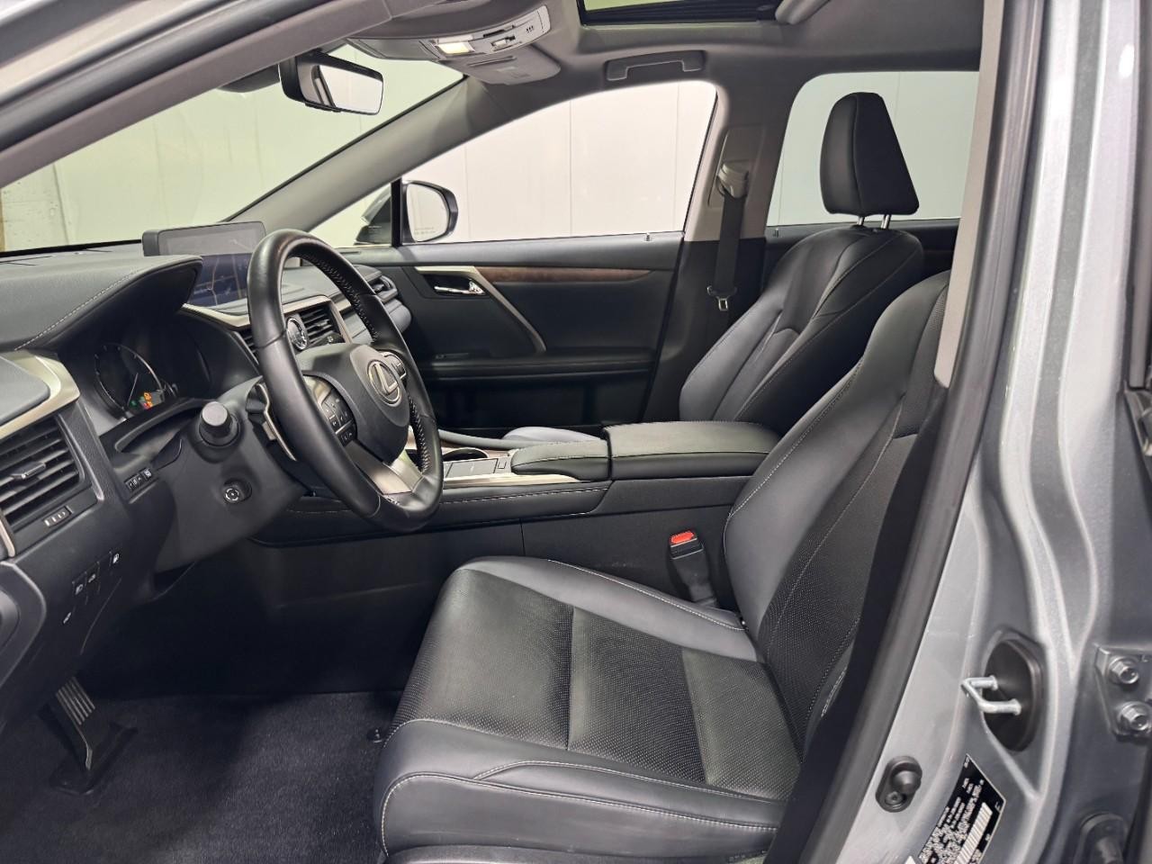 Lexus RX Vehicle Full-screen Gallery Image 26