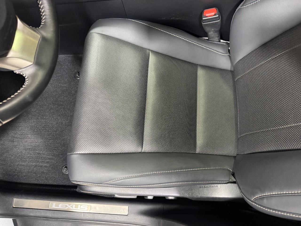 Lexus RX Vehicle Full-screen Gallery Image 27