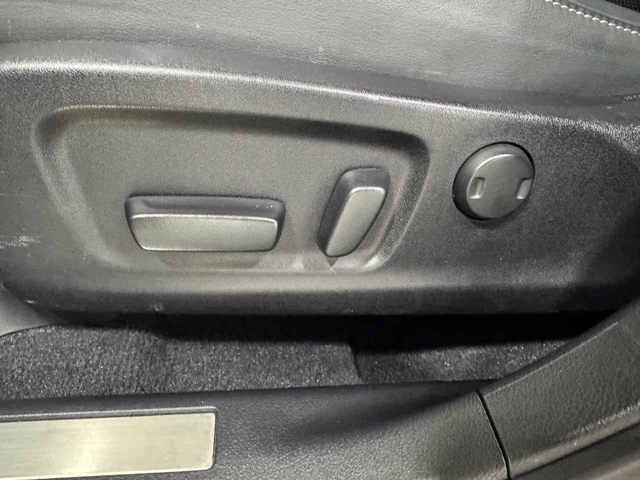 Lexus RX Vehicle Full-screen Gallery Image 28