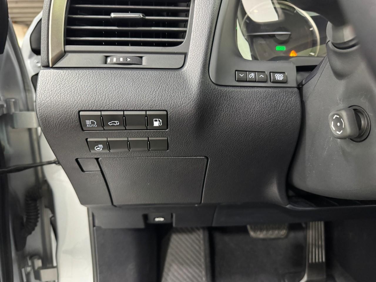 Lexus RX Vehicle Full-screen Gallery Image 29