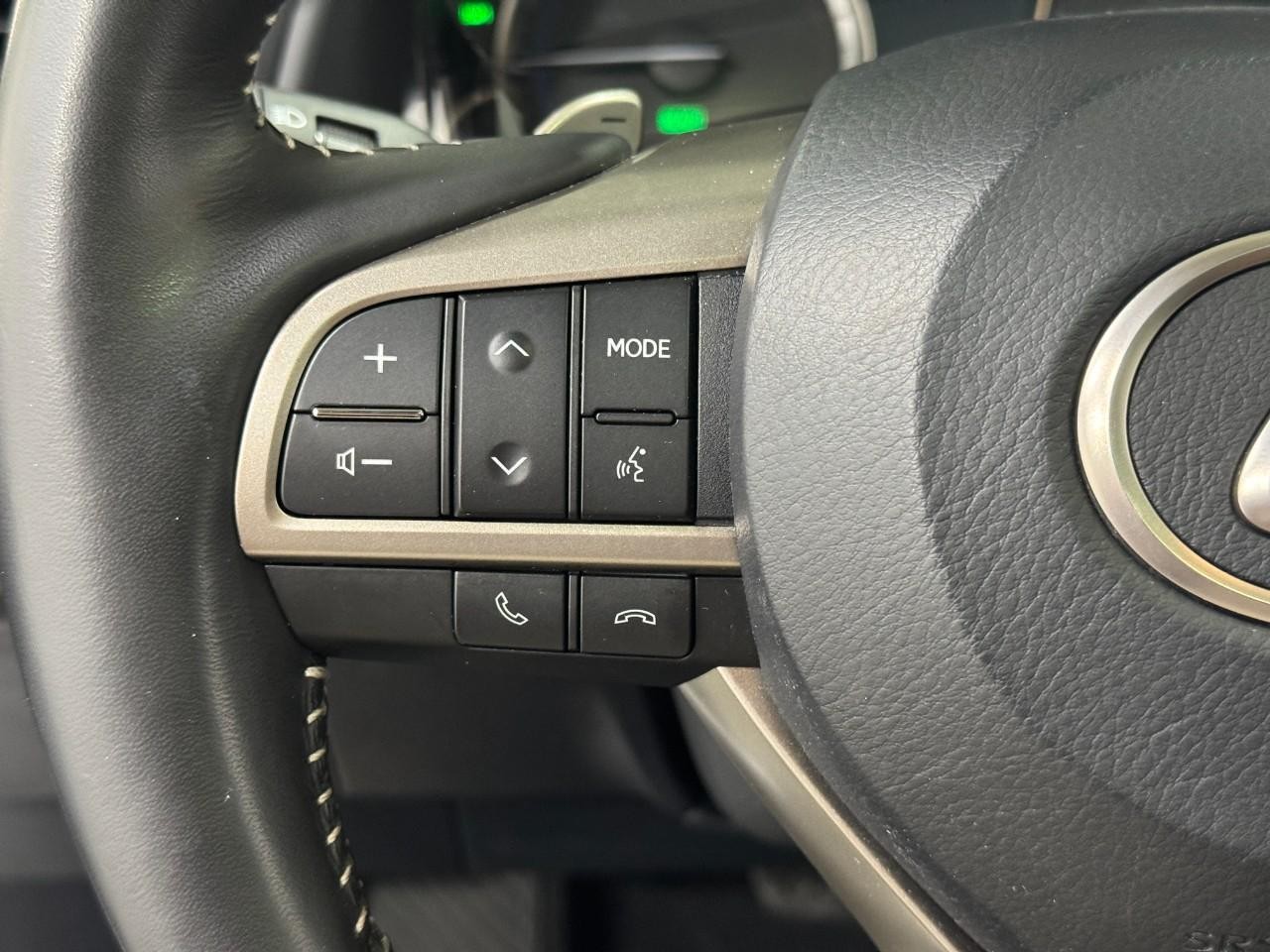 Lexus RX Vehicle Full-screen Gallery Image 30