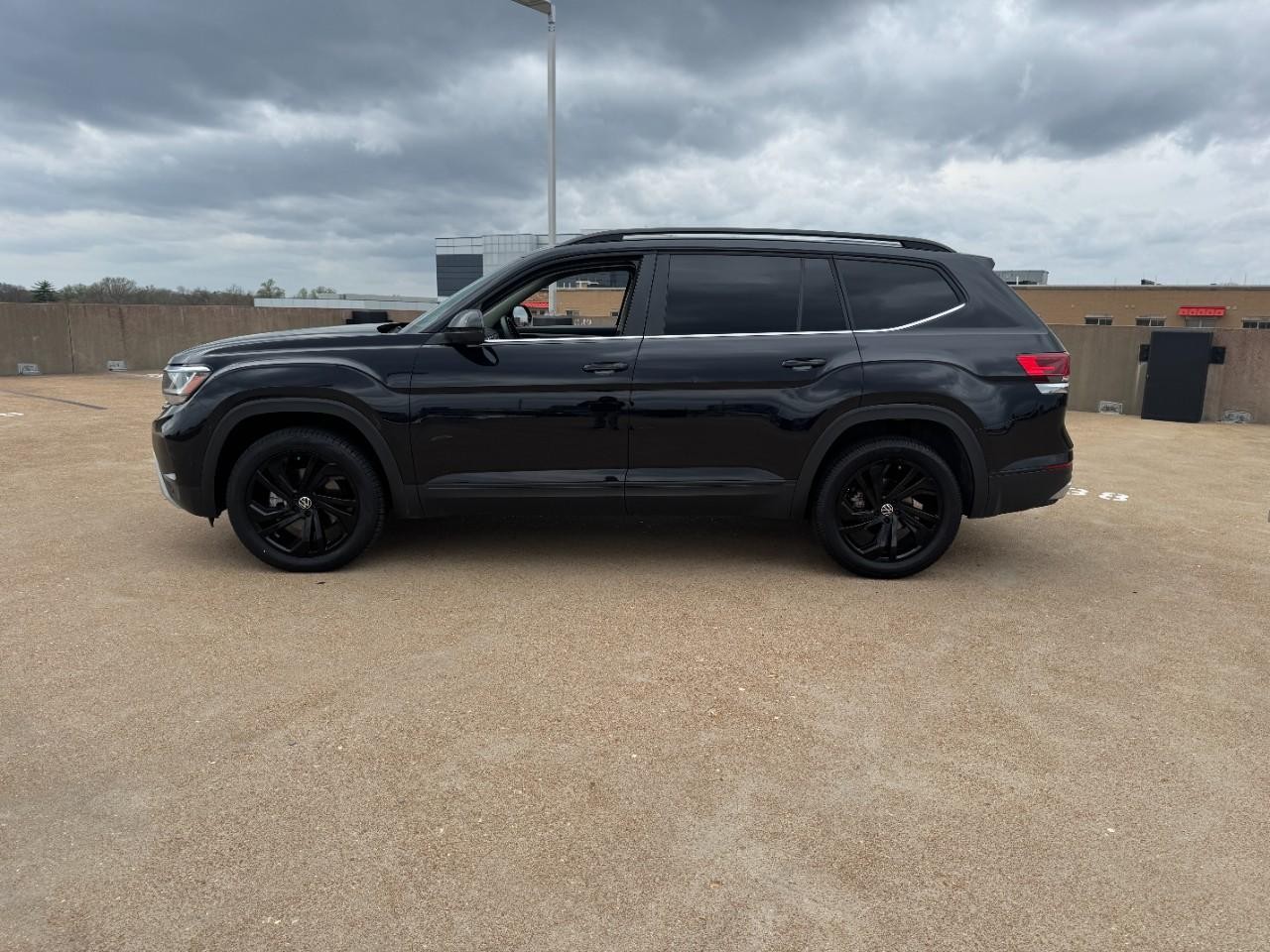 Volkswagen Atlas Vehicle Full-screen Gallery Image 2