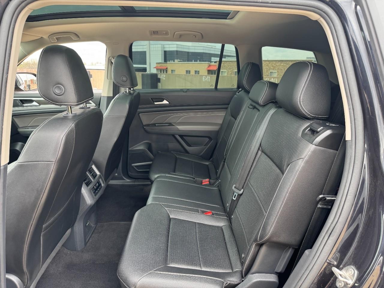 Volkswagen Atlas Vehicle Full-screen Gallery Image 9