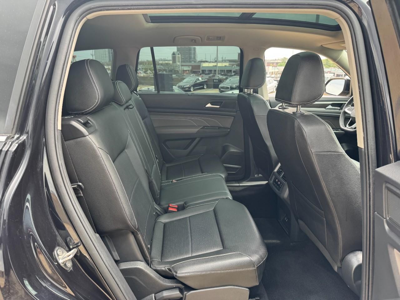 Volkswagen Atlas Vehicle Full-screen Gallery Image 12