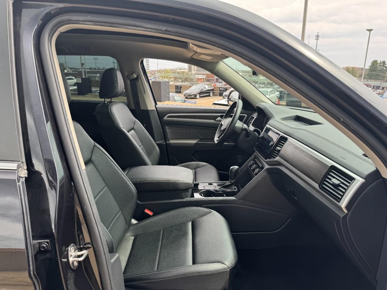 Volkswagen Atlas Vehicle Full-screen Gallery Image 21