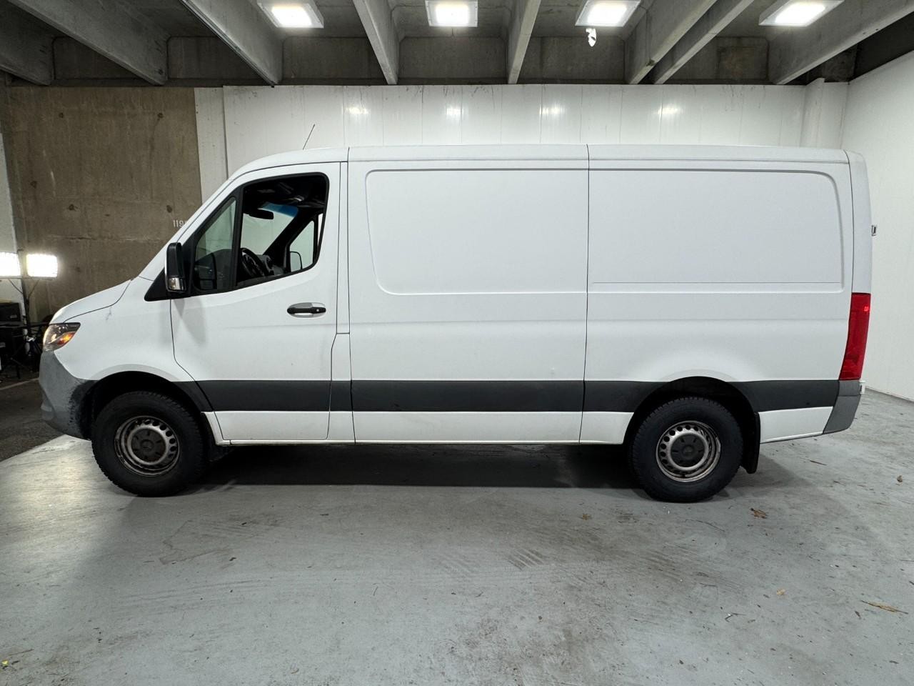 Mercedes-Benz Sprinter Van Vehicle Full-screen Gallery Image 2