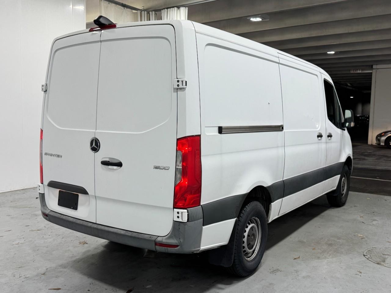 Mercedes-Benz Sprinter Van Vehicle Full-screen Gallery Image 4