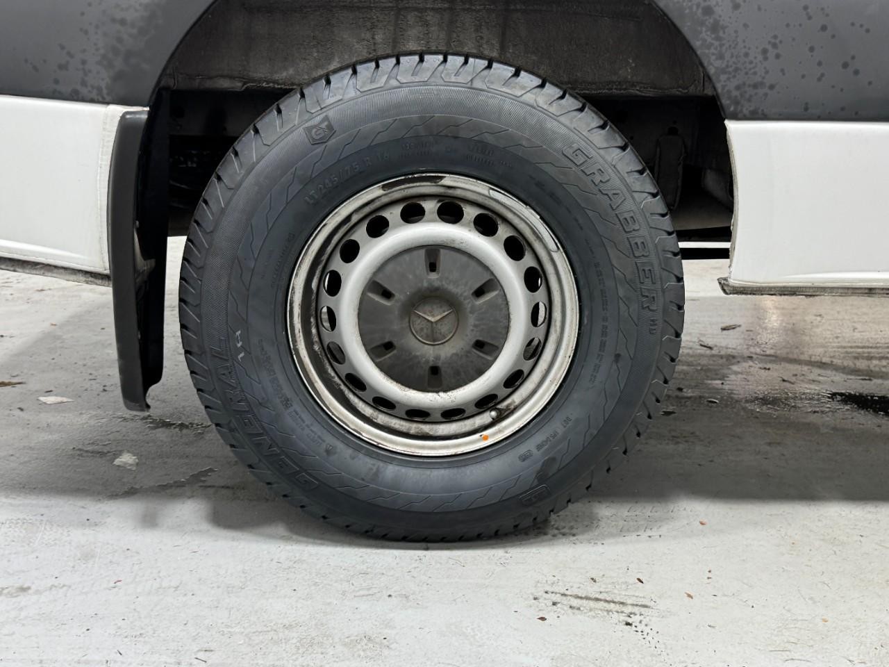 Mercedes-Benz Sprinter Van Vehicle Full-screen Gallery Image 5