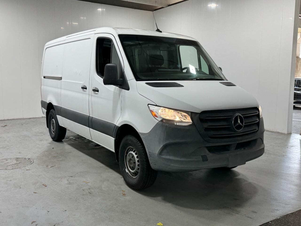 Mercedes-Benz Sprinter Van Vehicle Full-screen Gallery Image 6