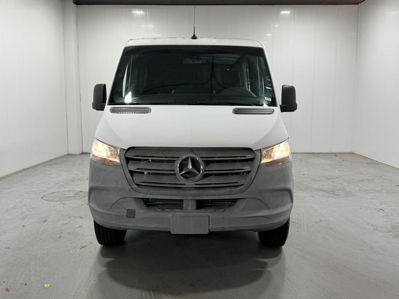 Mercedes-Benz Sprinter Van Vehicle Full-screen Gallery Image 7
