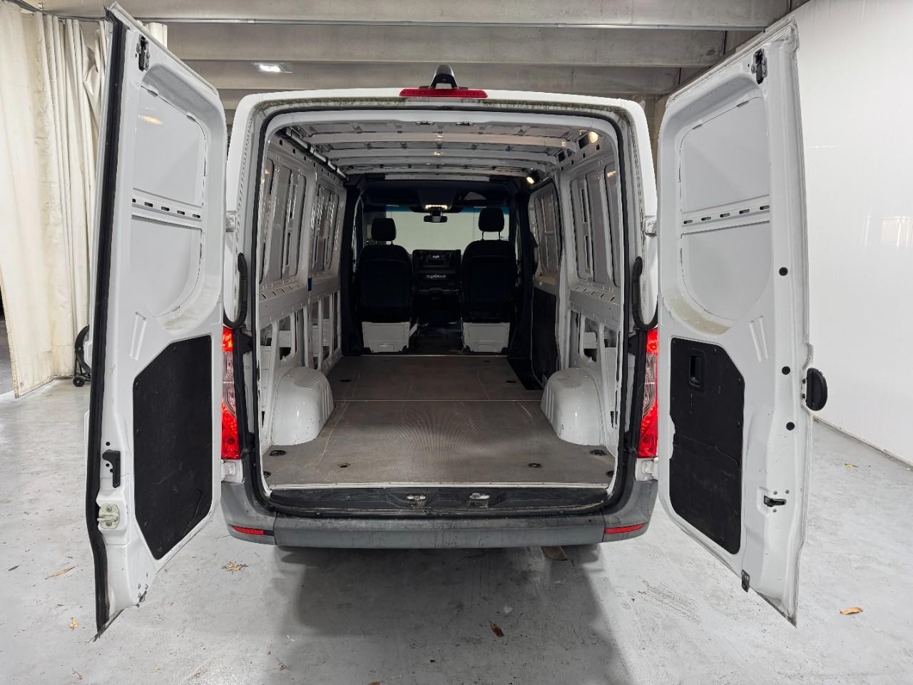 Mercedes-Benz Sprinter Van Vehicle Full-screen Gallery Image 9
