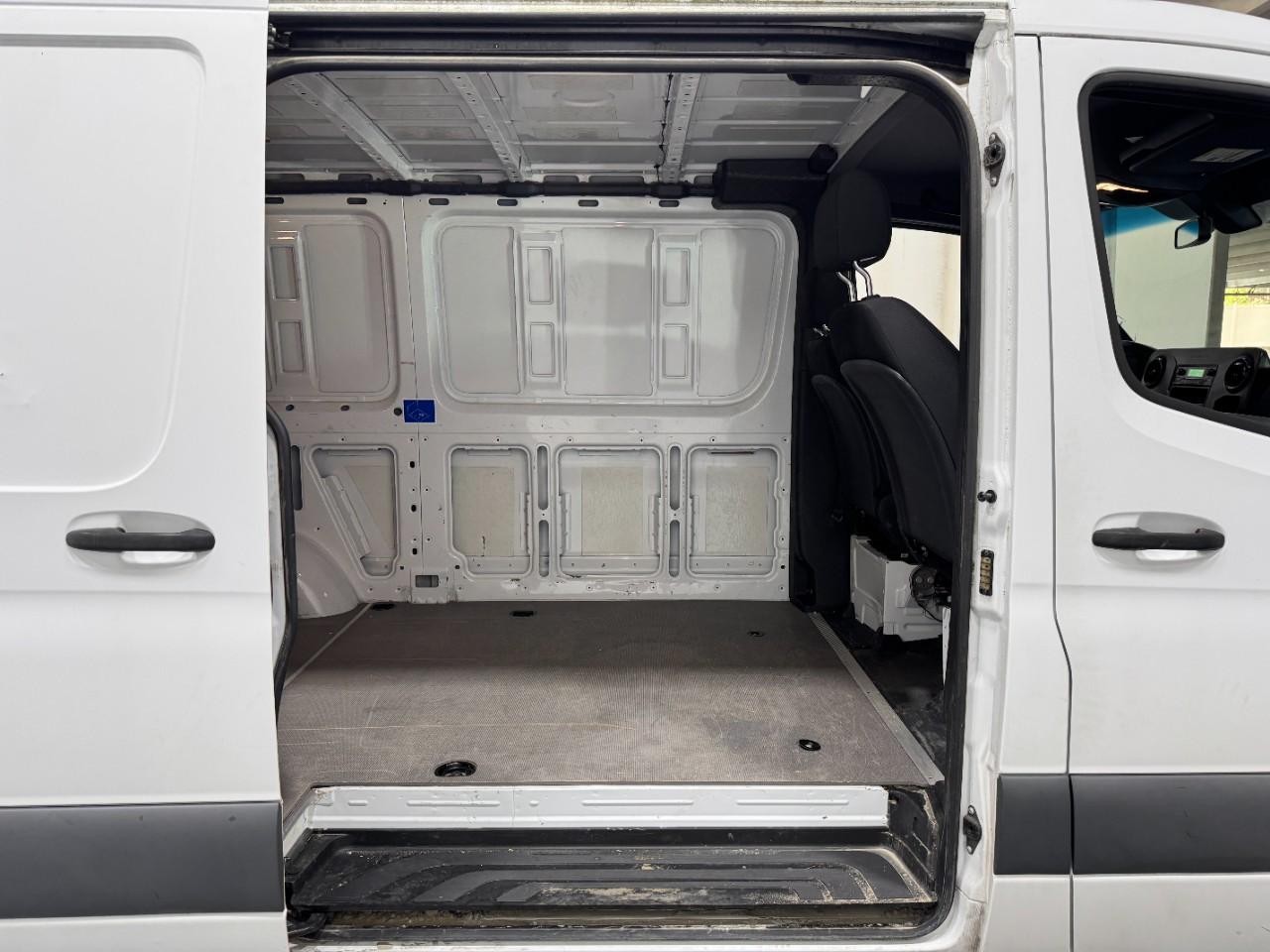 Mercedes-Benz Sprinter Van Vehicle Full-screen Gallery Image 10