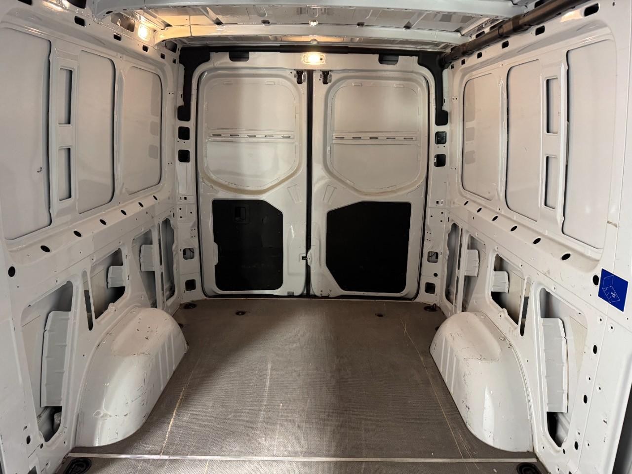 Mercedes-Benz Sprinter Van Vehicle Full-screen Gallery Image 11