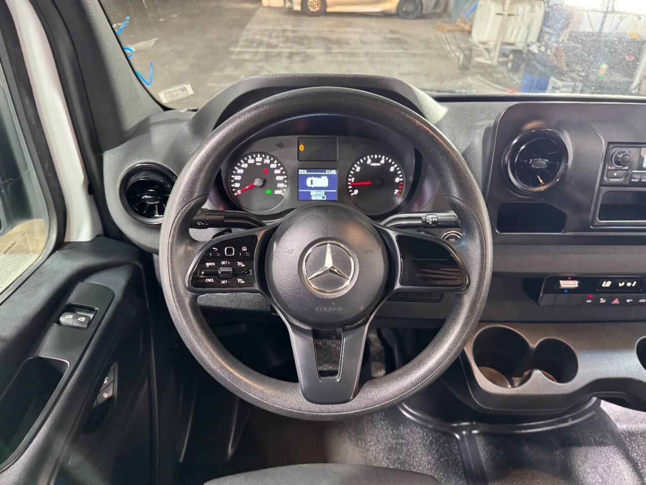 Mercedes-Benz Sprinter Van Vehicle Full-screen Gallery Image 13