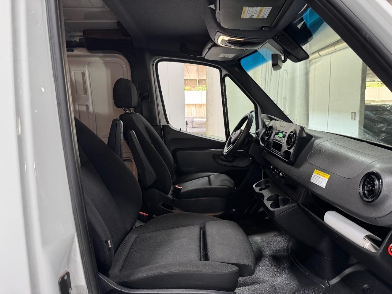 Mercedes-Benz Sprinter Van Vehicle Full-screen Gallery Image 17