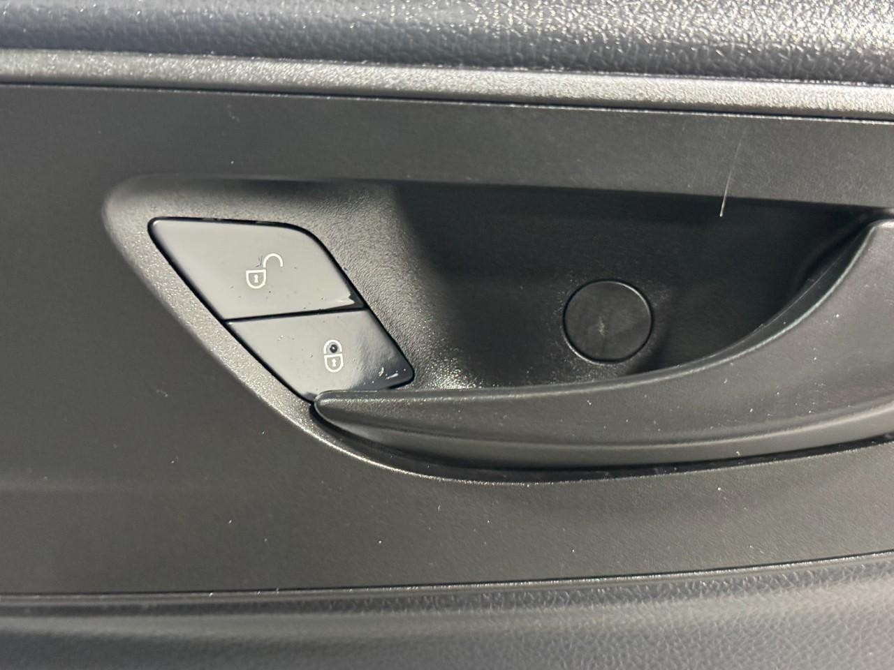 Mercedes-Benz Sprinter Van Vehicle Full-screen Gallery Image 21