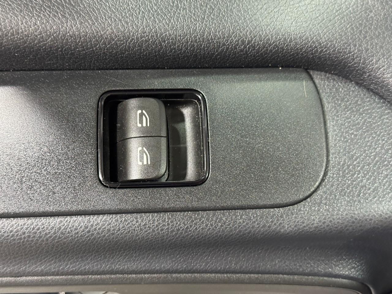 Mercedes-Benz Sprinter Van Vehicle Full-screen Gallery Image 22