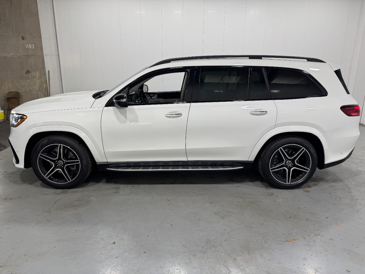 Mercedes-Benz GLS Vehicle Full-screen Gallery Image 2