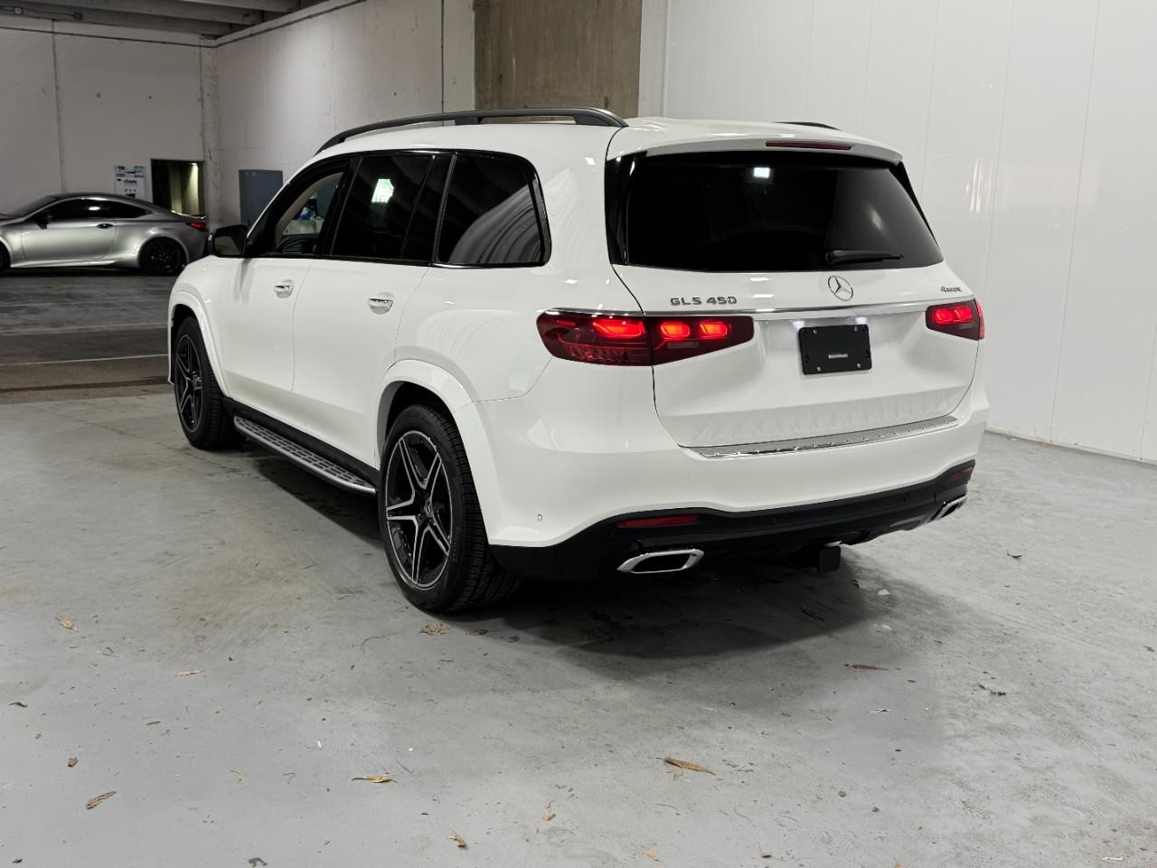 Mercedes-Benz GLS Vehicle Full-screen Gallery Image 3