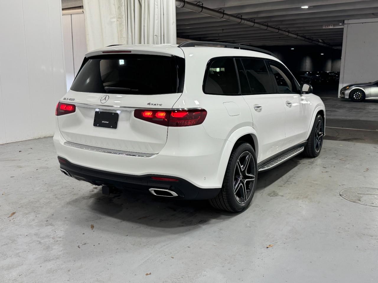 Mercedes-Benz GLS Vehicle Full-screen Gallery Image 4