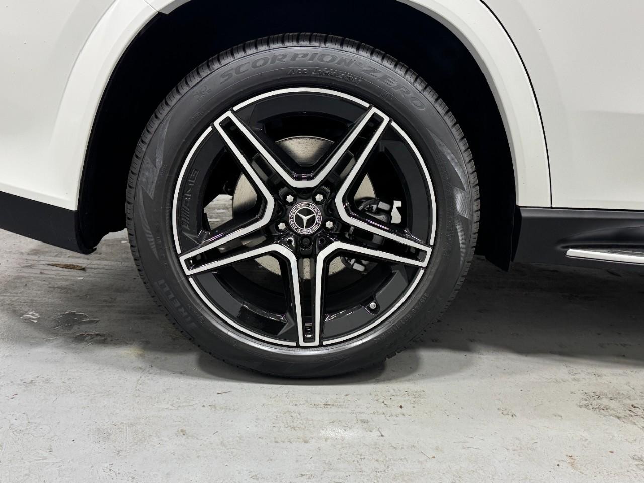 Mercedes-Benz GLS Vehicle Full-screen Gallery Image 5