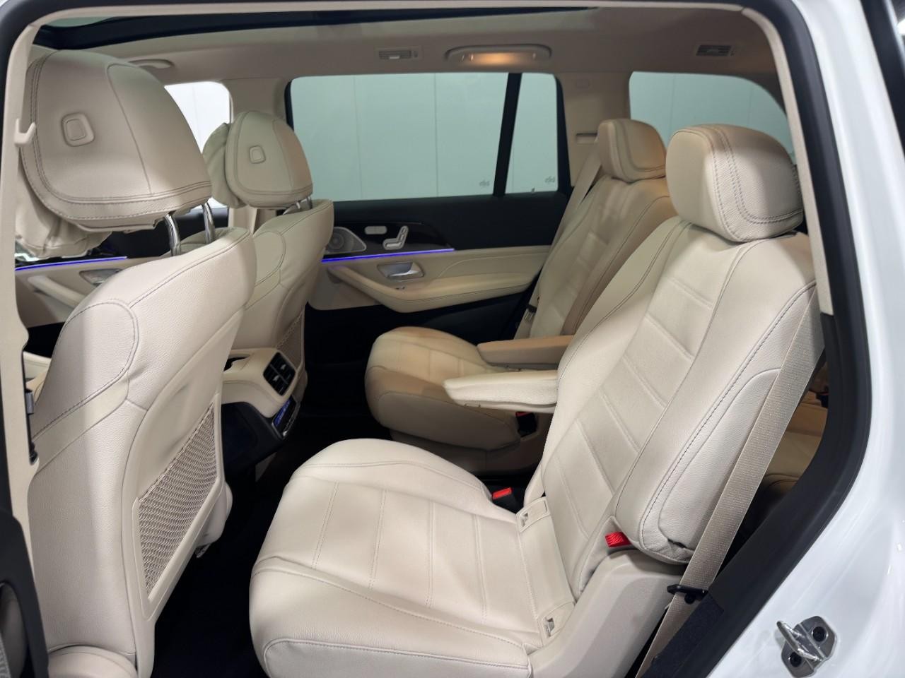 Mercedes-Benz GLS Vehicle Full-screen Gallery Image 9