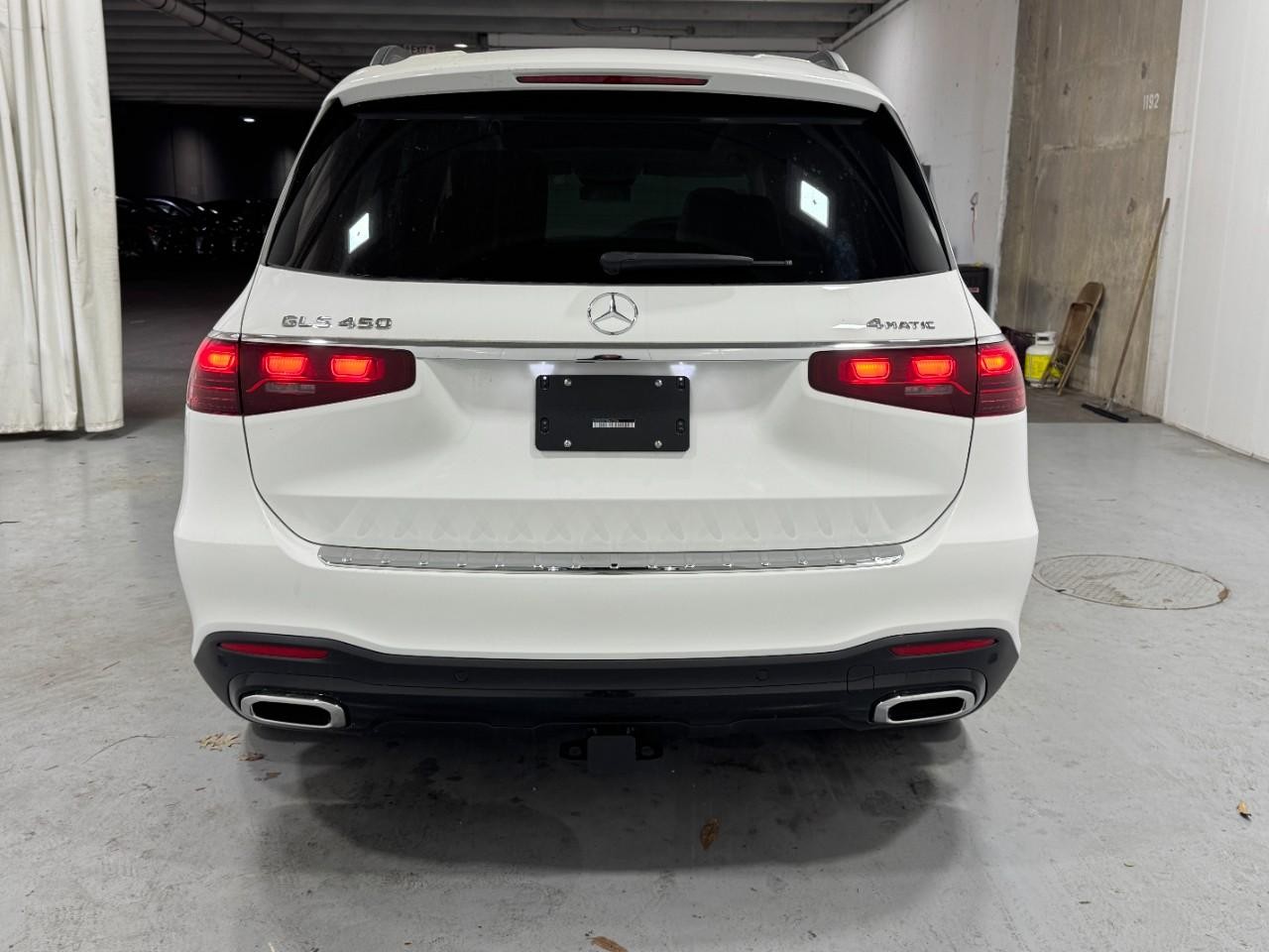 Mercedes-Benz GLS Vehicle Full-screen Gallery Image 10