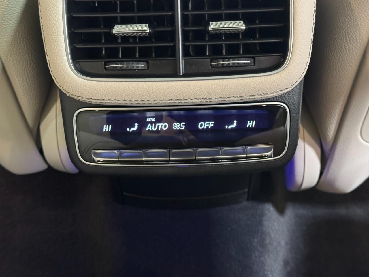 Mercedes-Benz GLS Vehicle Full-screen Gallery Image 13