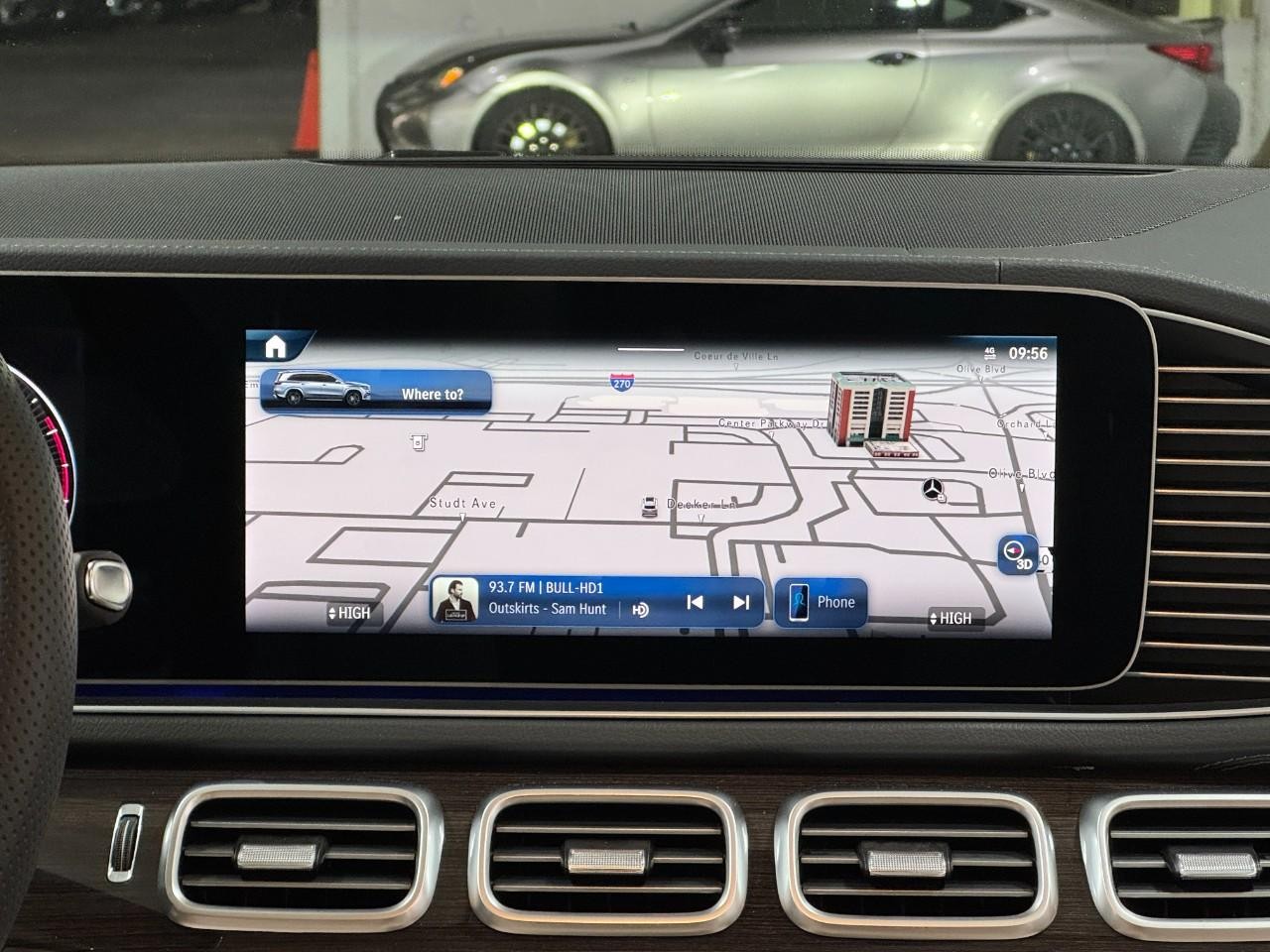 Mercedes-Benz GLS Vehicle Full-screen Gallery Image 17