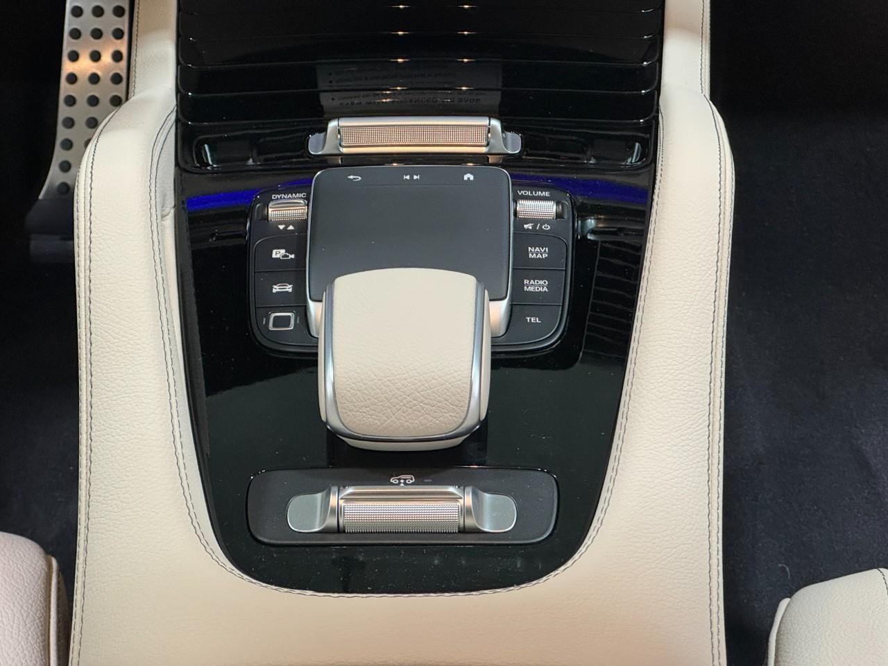 Mercedes-Benz GLS Vehicle Full-screen Gallery Image 19