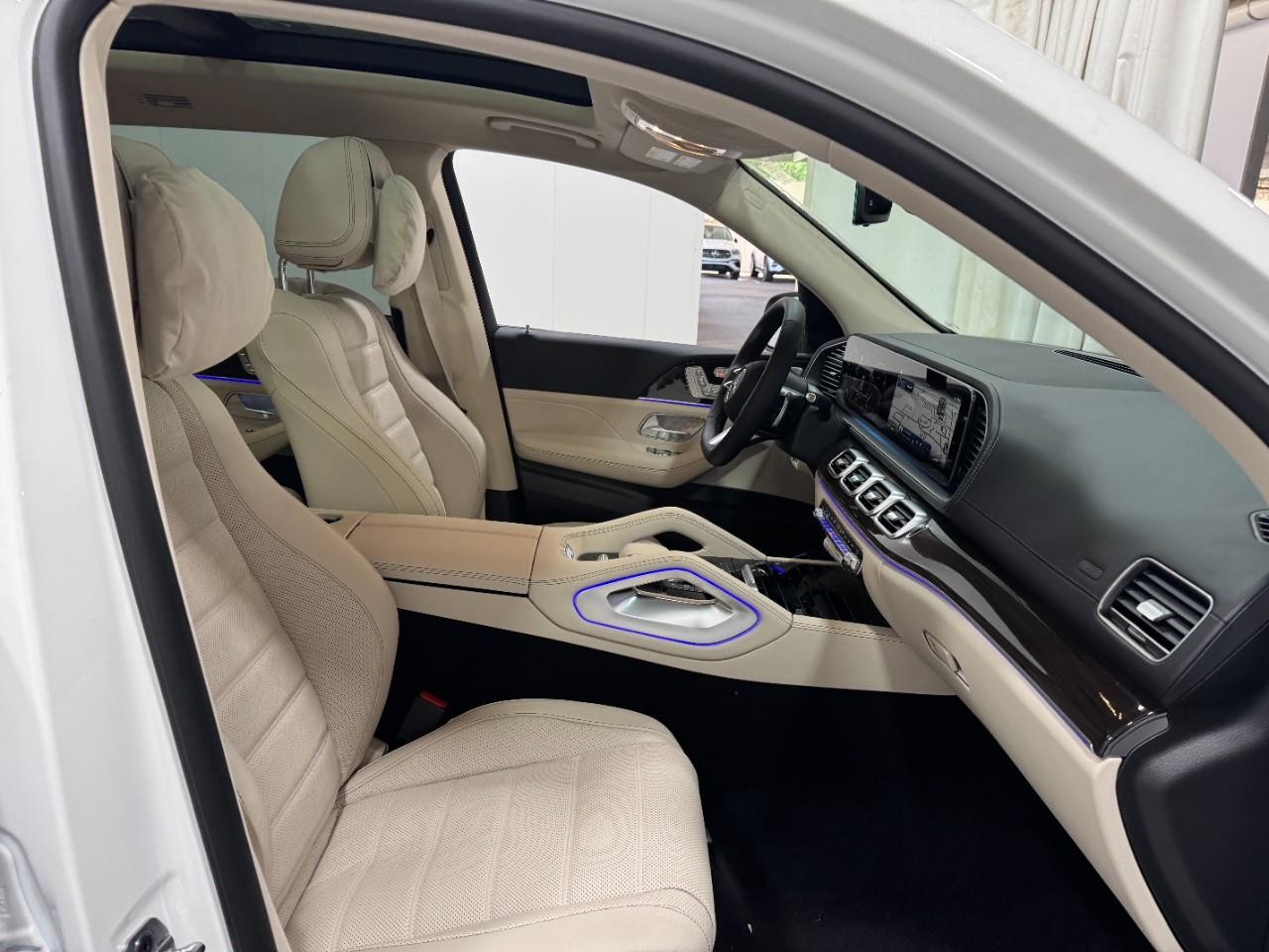 Mercedes-Benz GLS Vehicle Full-screen Gallery Image 21