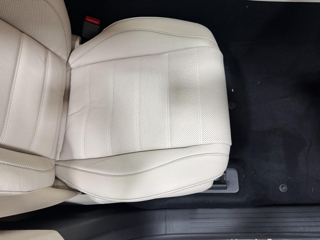 Mercedes-Benz GLS Vehicle Full-screen Gallery Image 22