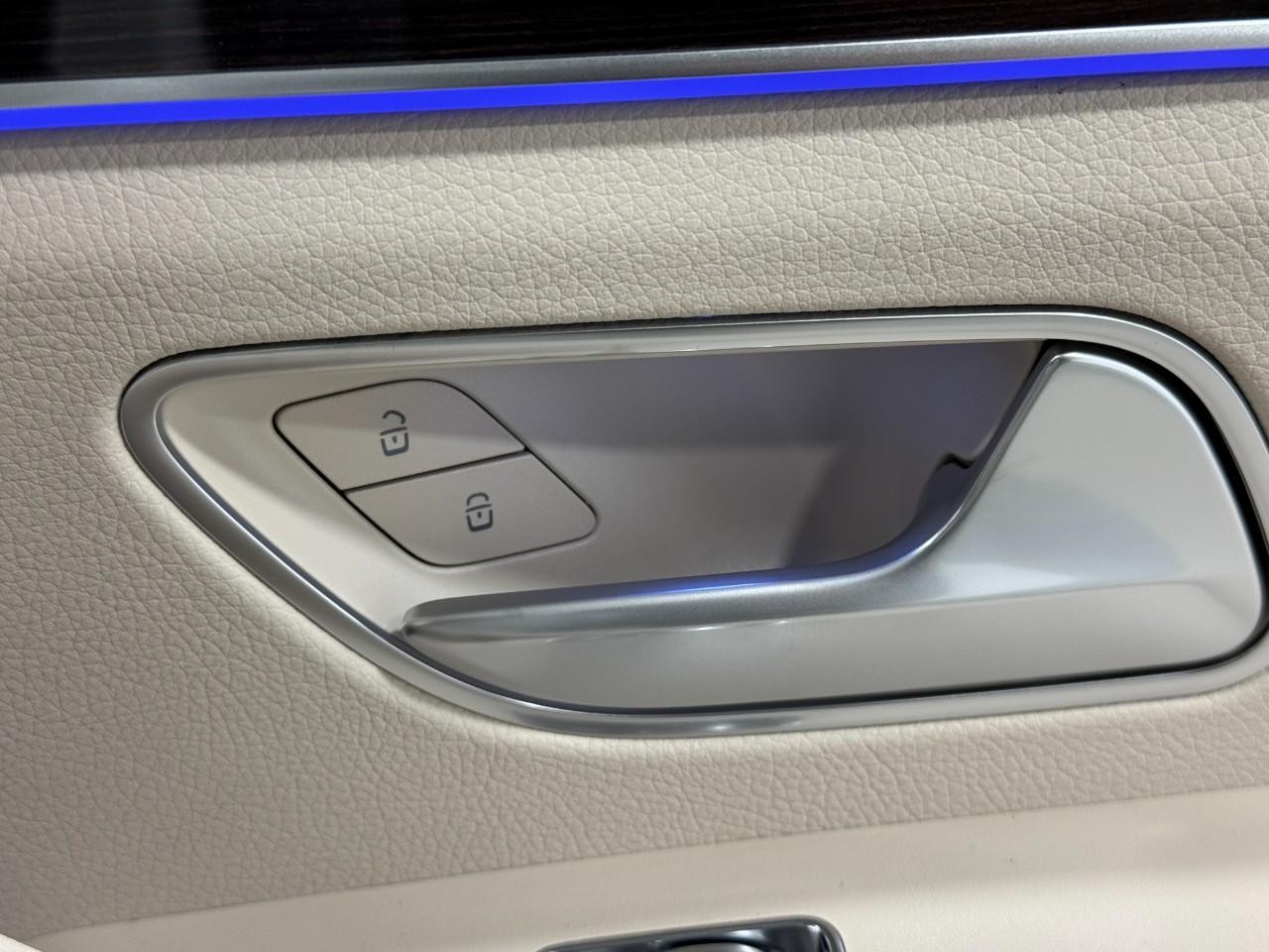 Mercedes-Benz GLS Vehicle Full-screen Gallery Image 24