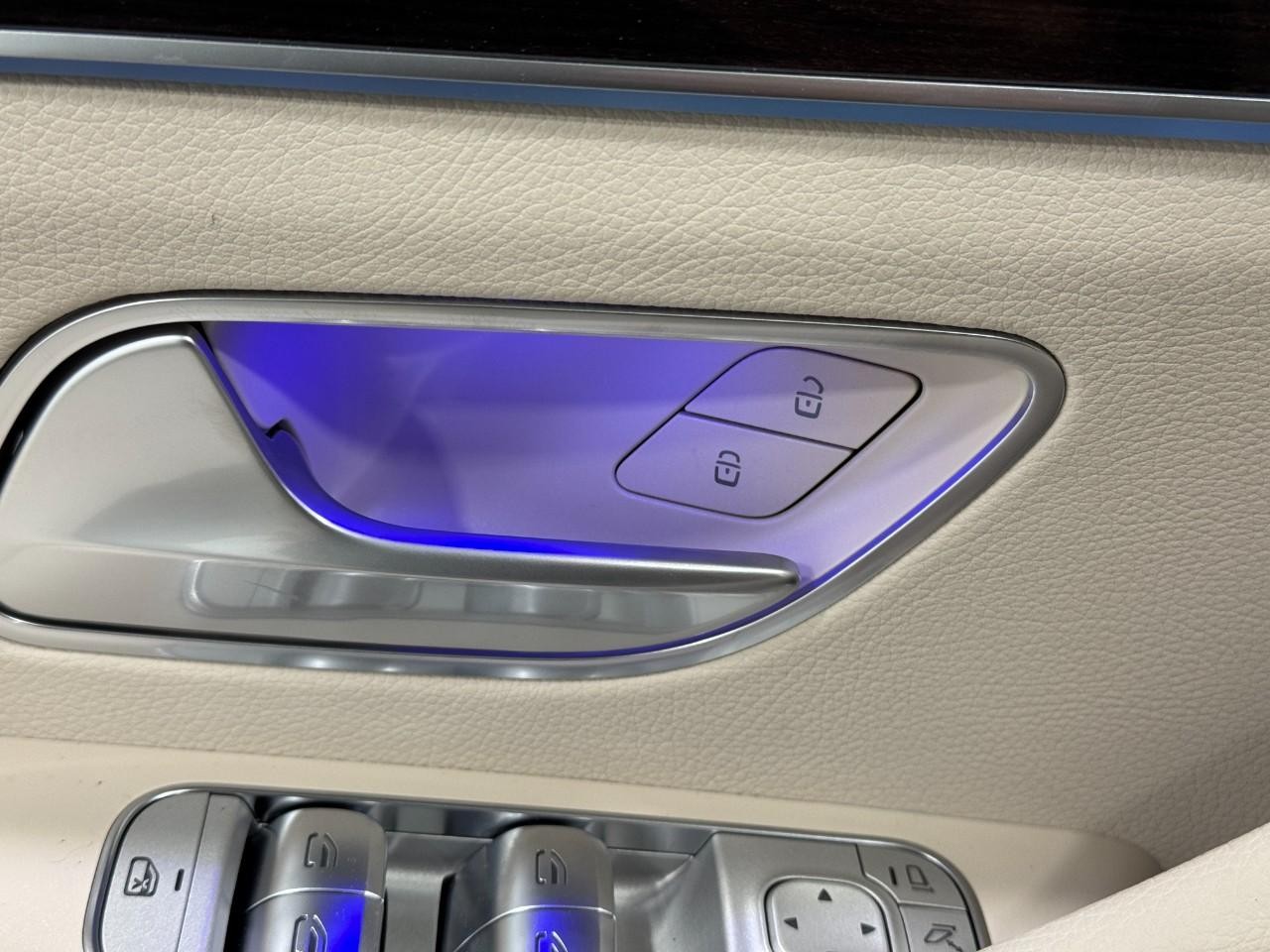 Mercedes-Benz GLS Vehicle Full-screen Gallery Image 28