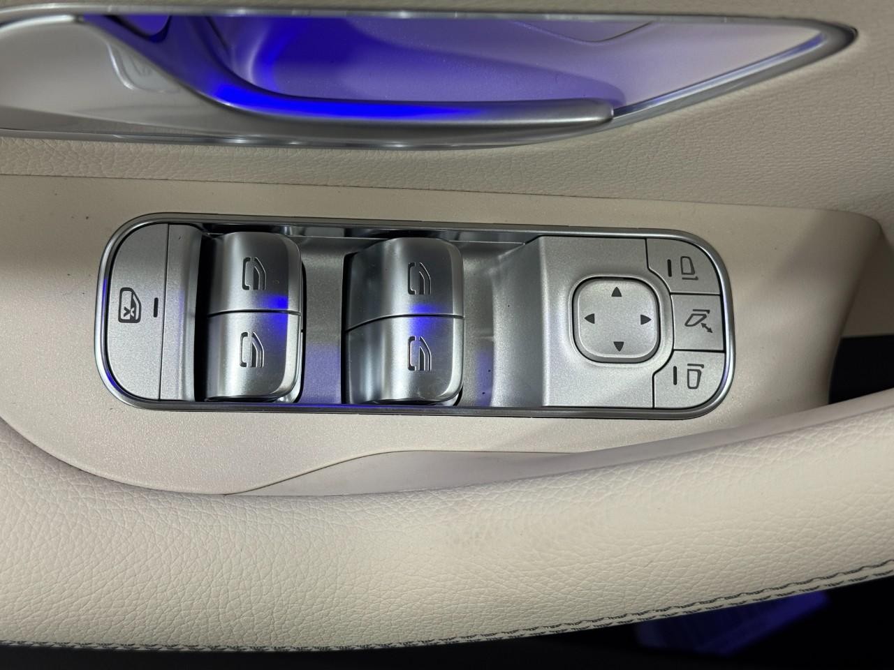 Mercedes-Benz GLS Vehicle Full-screen Gallery Image 29