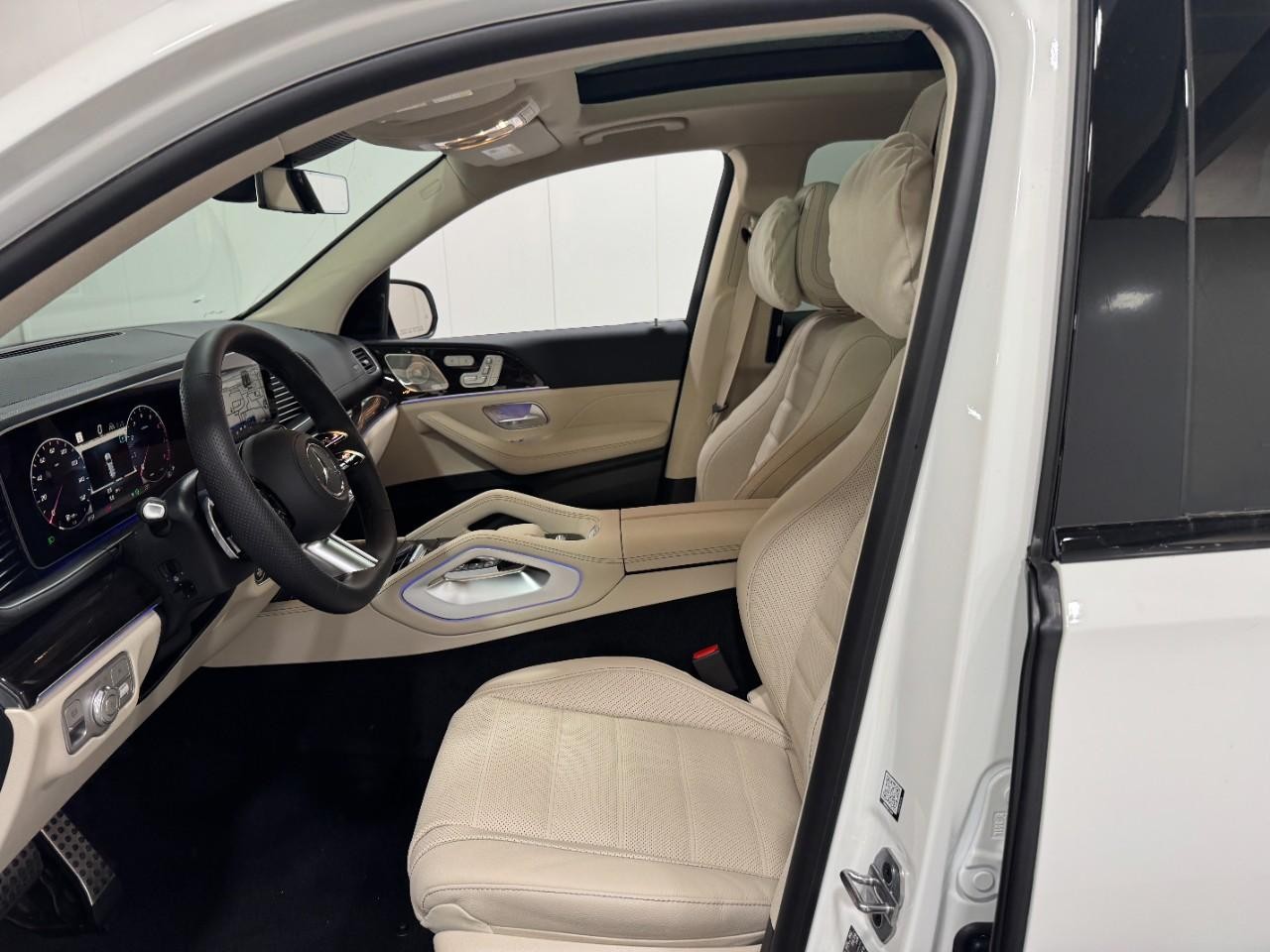 Mercedes-Benz GLS Vehicle Full-screen Gallery Image 31