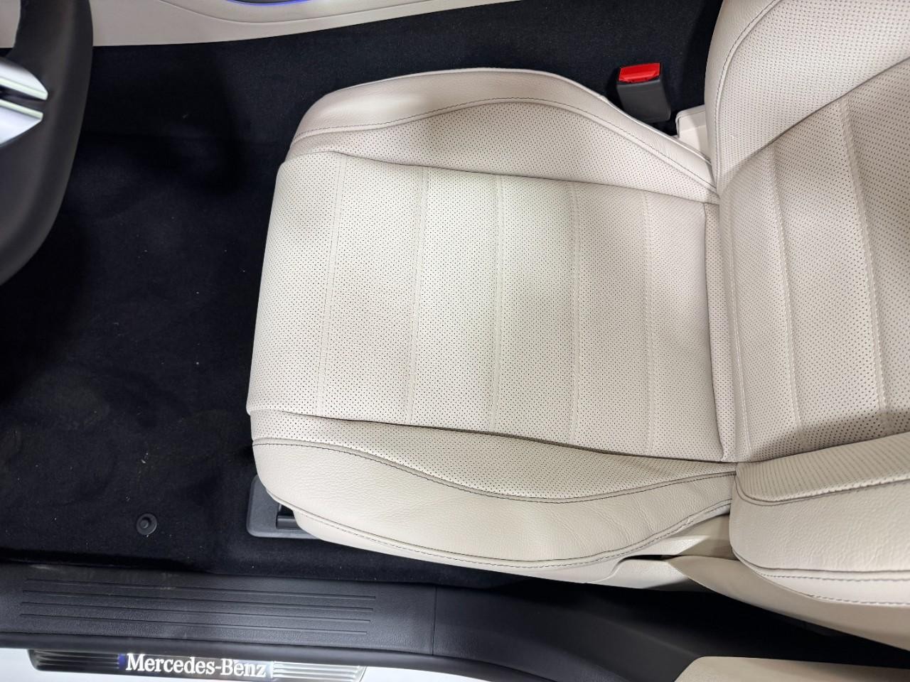 Mercedes-Benz GLS Vehicle Full-screen Gallery Image 32