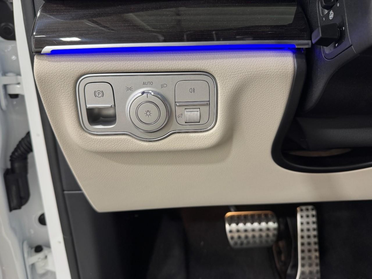 Mercedes-Benz GLS Vehicle Full-screen Gallery Image 33