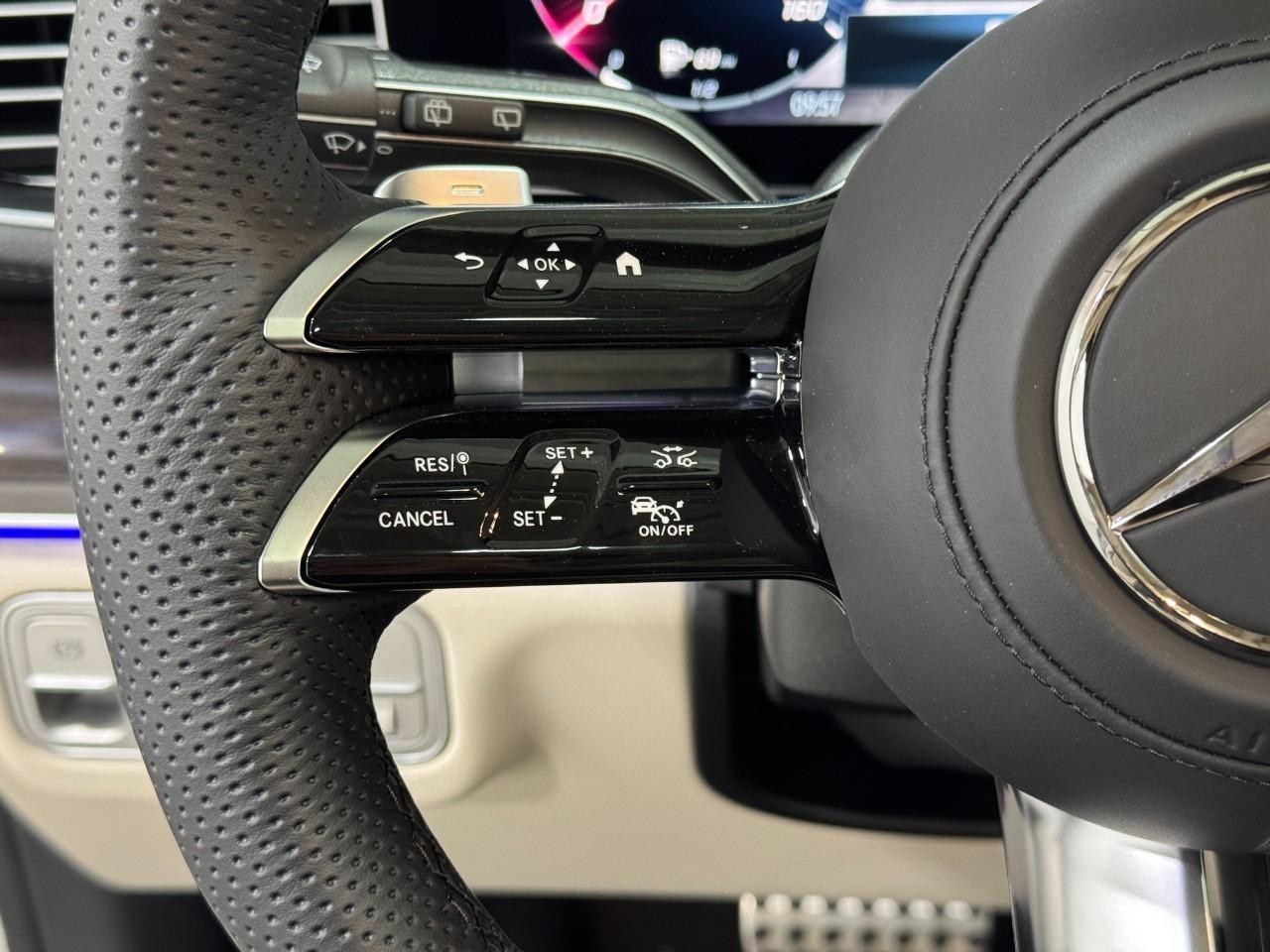 Mercedes-Benz GLS Vehicle Full-screen Gallery Image 34