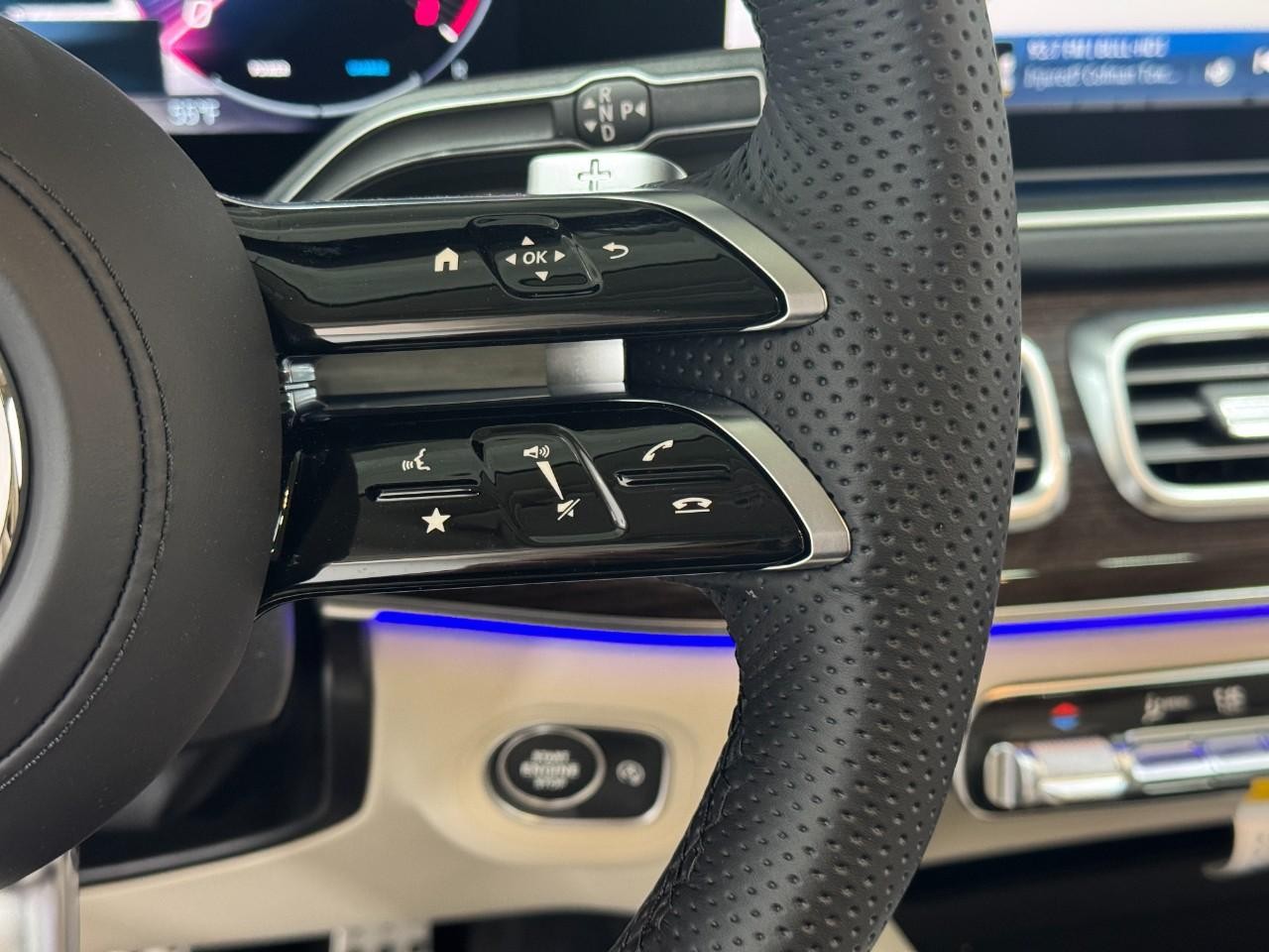 Mercedes-Benz GLS Vehicle Full-screen Gallery Image 35