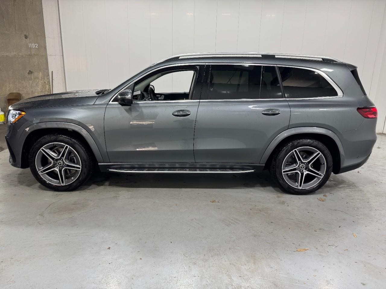 Mercedes-Benz GLS Vehicle Full-screen Gallery Image 2