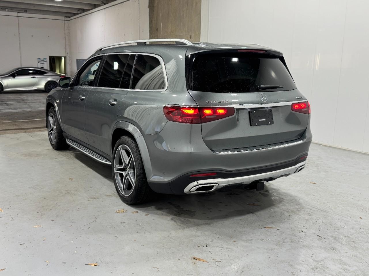 Mercedes-Benz GLS Vehicle Full-screen Gallery Image 3